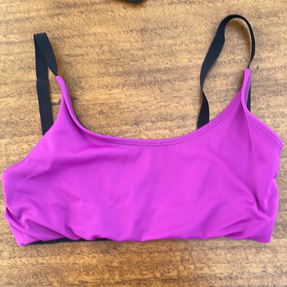 Onzie • Magenta Elastic Strappy Back Bra